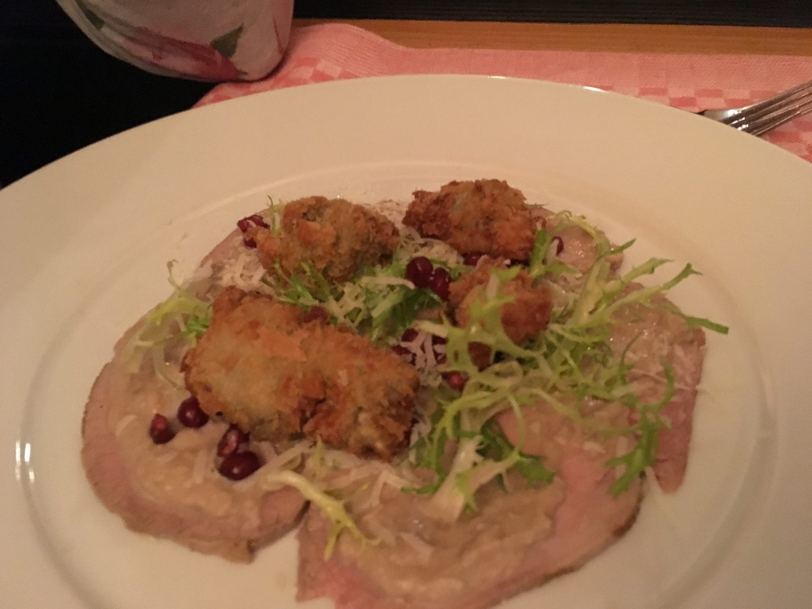 Vitello Tonnato 
mit Thunfisch-Sauce, gebackenen nordfriesischen Austern, Frisée-Salat und Granatapfel-Kernen