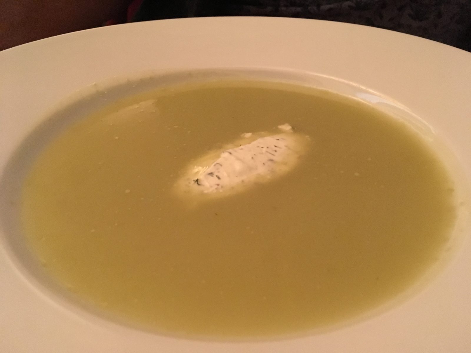 Schmorgurken-Suppe 
mit Dill und Pfeffer-Schmand