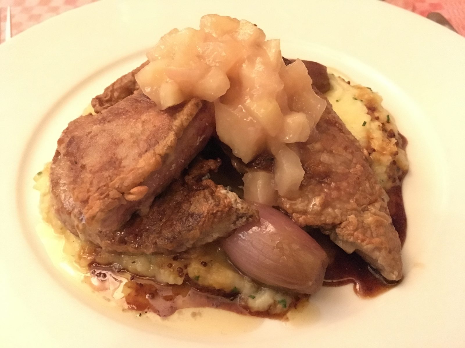 Kalbsleber “Peters Farm“                   
mit Salbei-Butter, Apfel-Chutney, geschmorten Schalotten
und Kartoffel-Schnittlauch-Püree