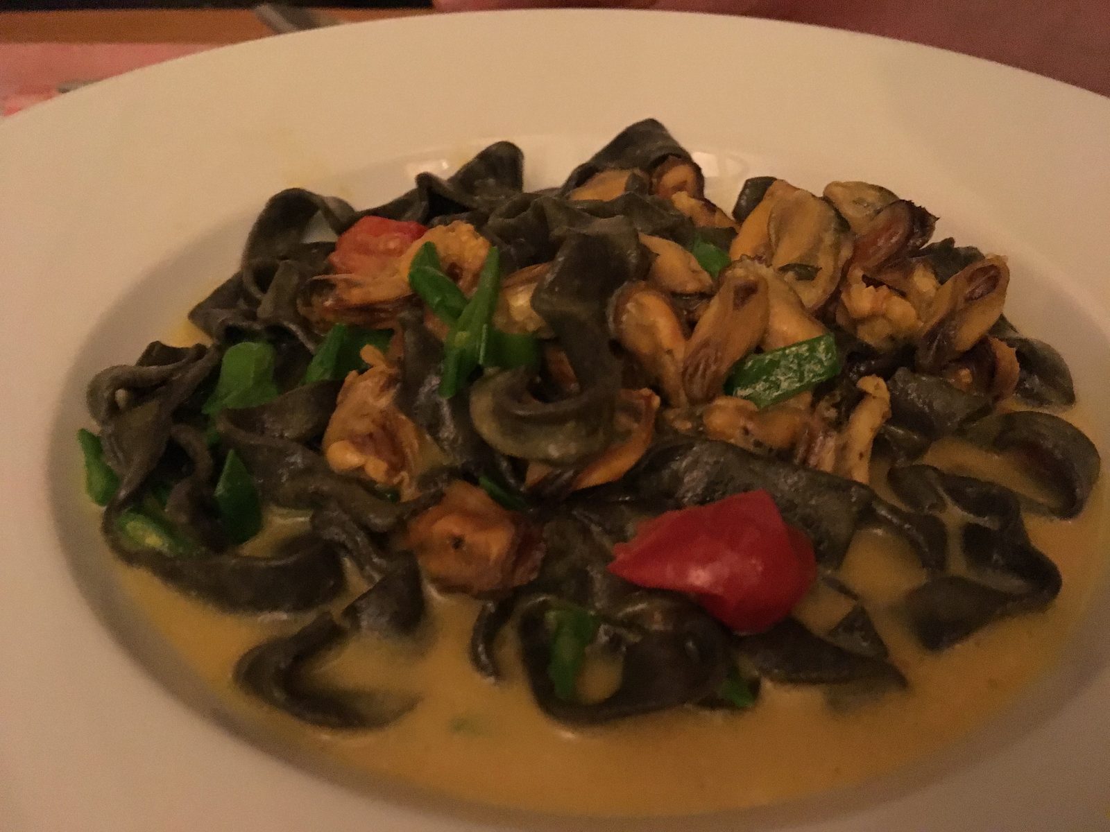 Schwarze Tagliatelle 
mit Safran-Sauce, Miesmuscheln, Kirschtomaten und Zuckerschoten