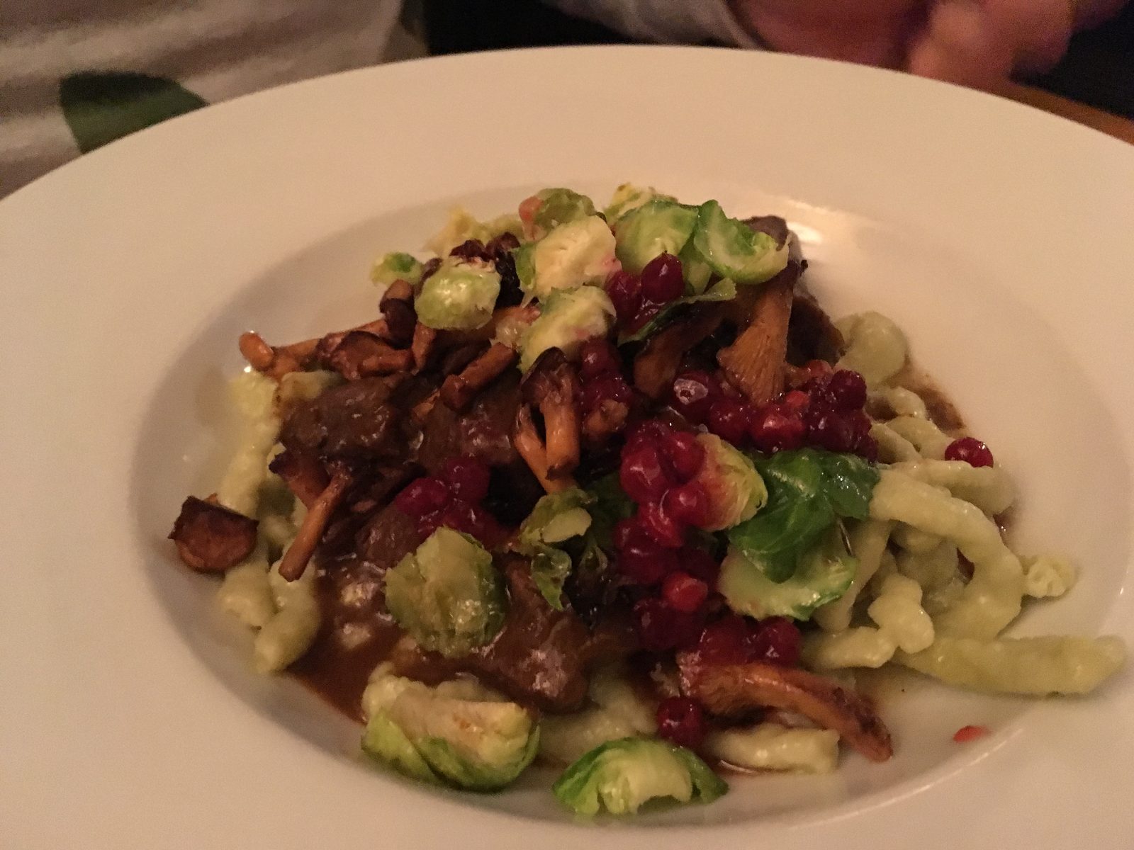 Hirsch-Ragoût 
mit Pfifferlingen, Rosenkohl-Blättern, Preiselbeeren
und Kräuter-Spätzle