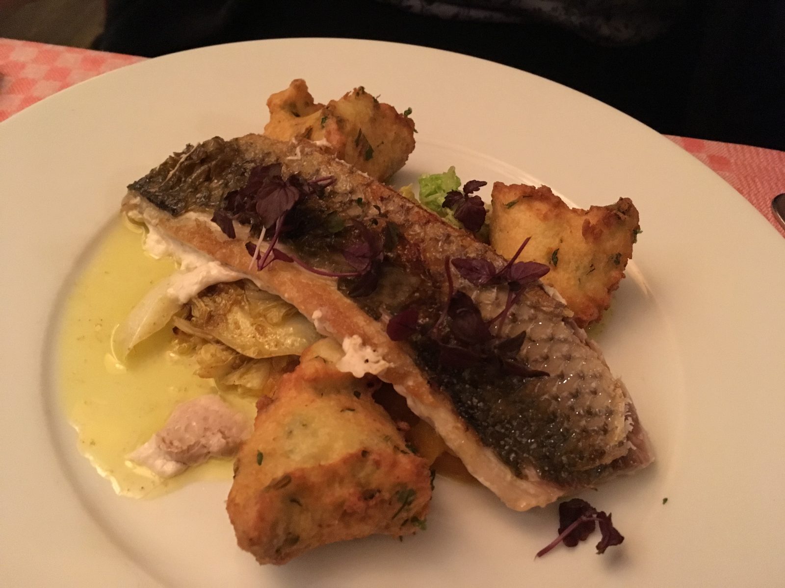 Gebratenes Meeräschenfilet 
mit Curry-Chinakohl, Kürbis-Ingwer-Mus
und Kartoffel-Koriander-Krapfen