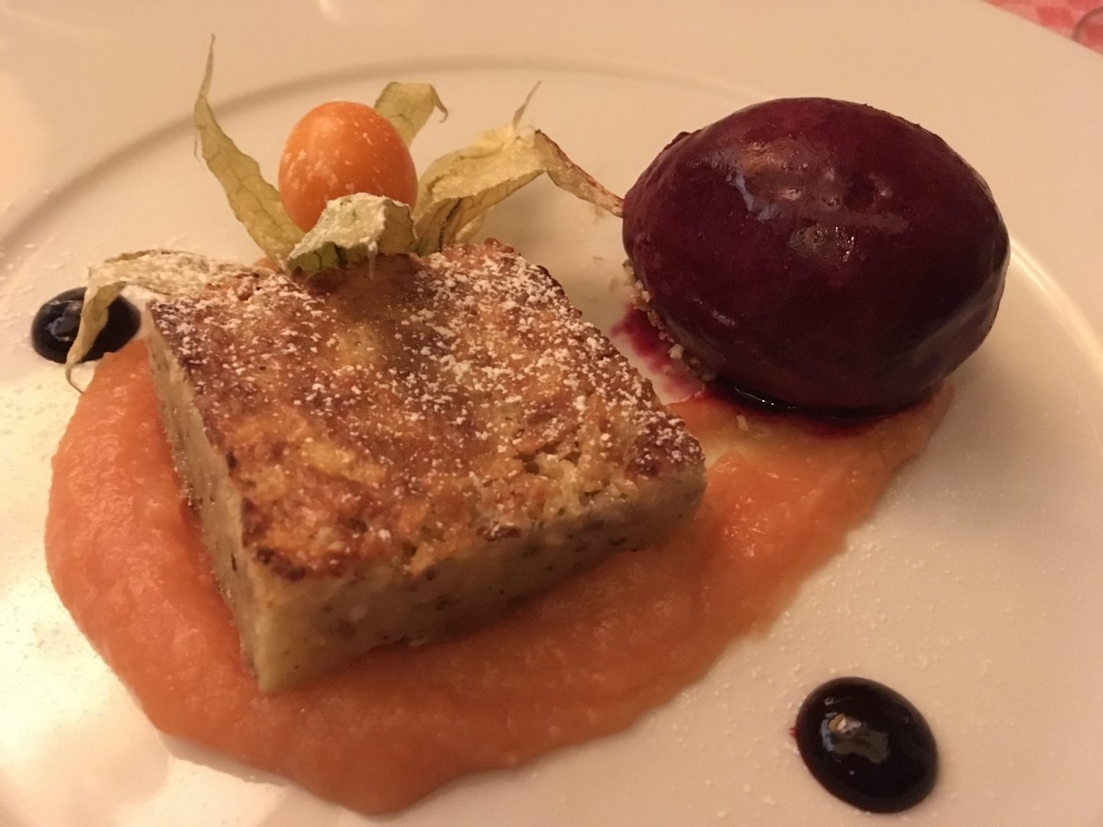 Weißer Schokoladen-Nuss-Kuchen 
mit Quittenmark, Cassis-Sorbet und Pistazien-Hippe