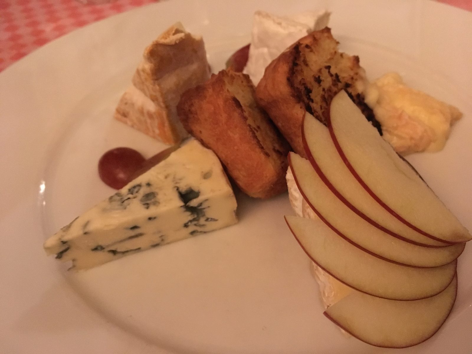 Auswahl von Rohmilchkäsenklein 8.50 €
mit Feigensenf und Brioche