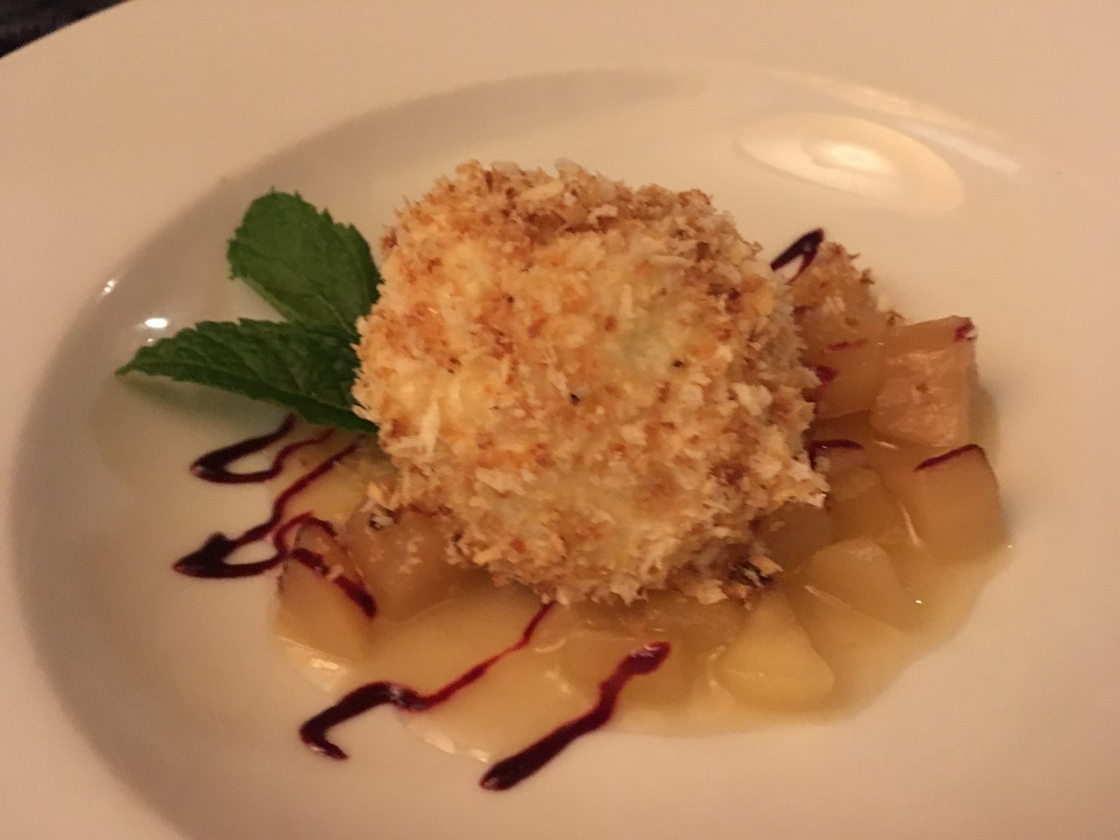 Gefüllter Topfenknödel 
mit Nougat und Birnen-Kompott