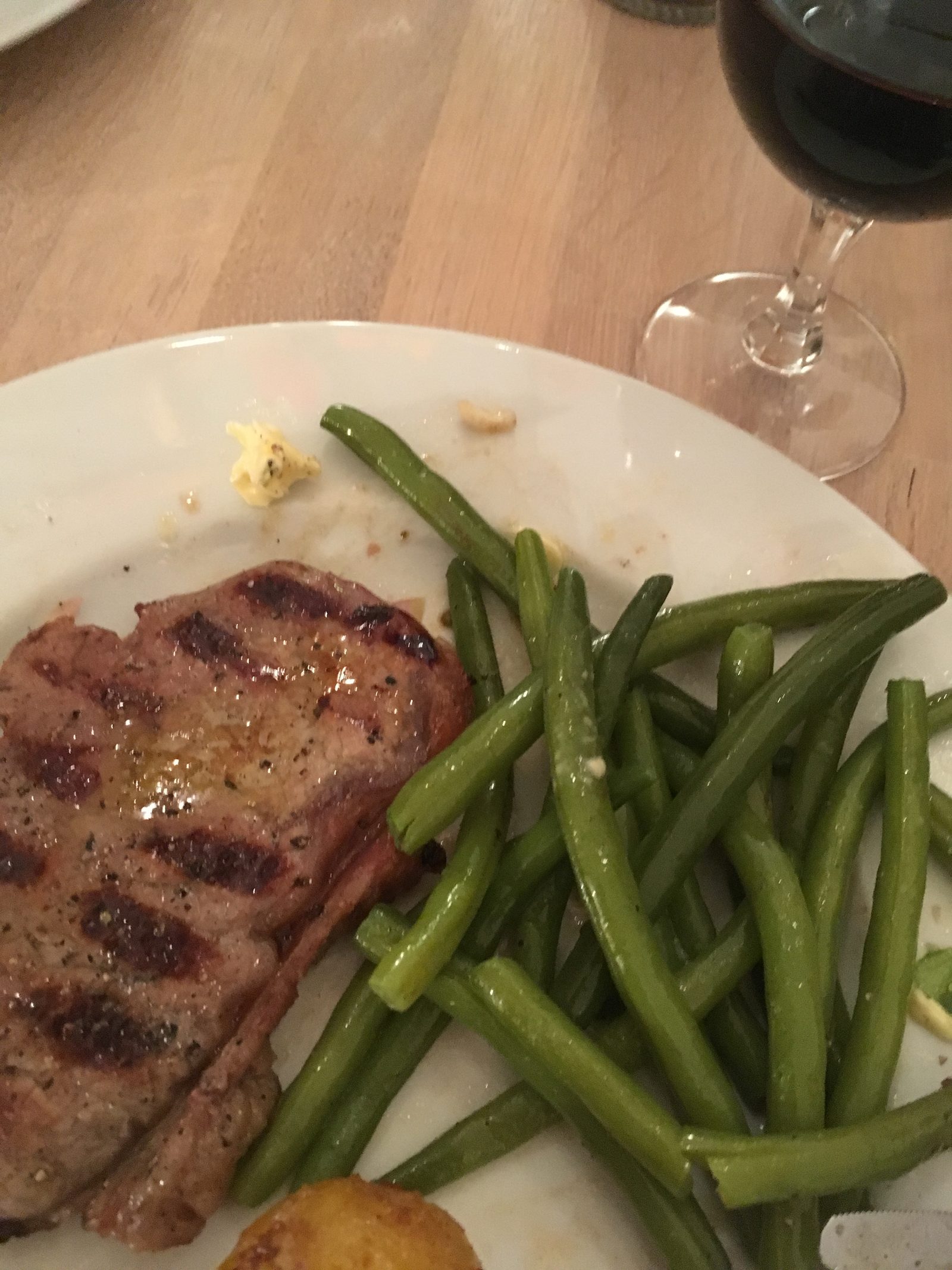 Steak, Bohnen, Wein
