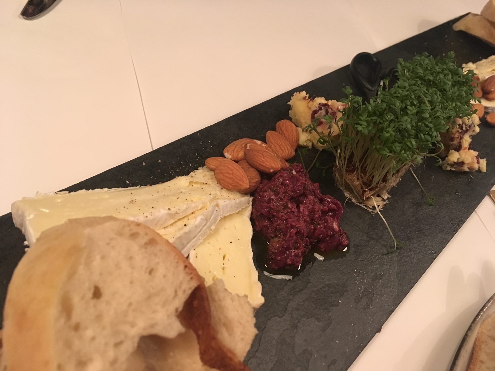 Käse, Mandeln, Kresse