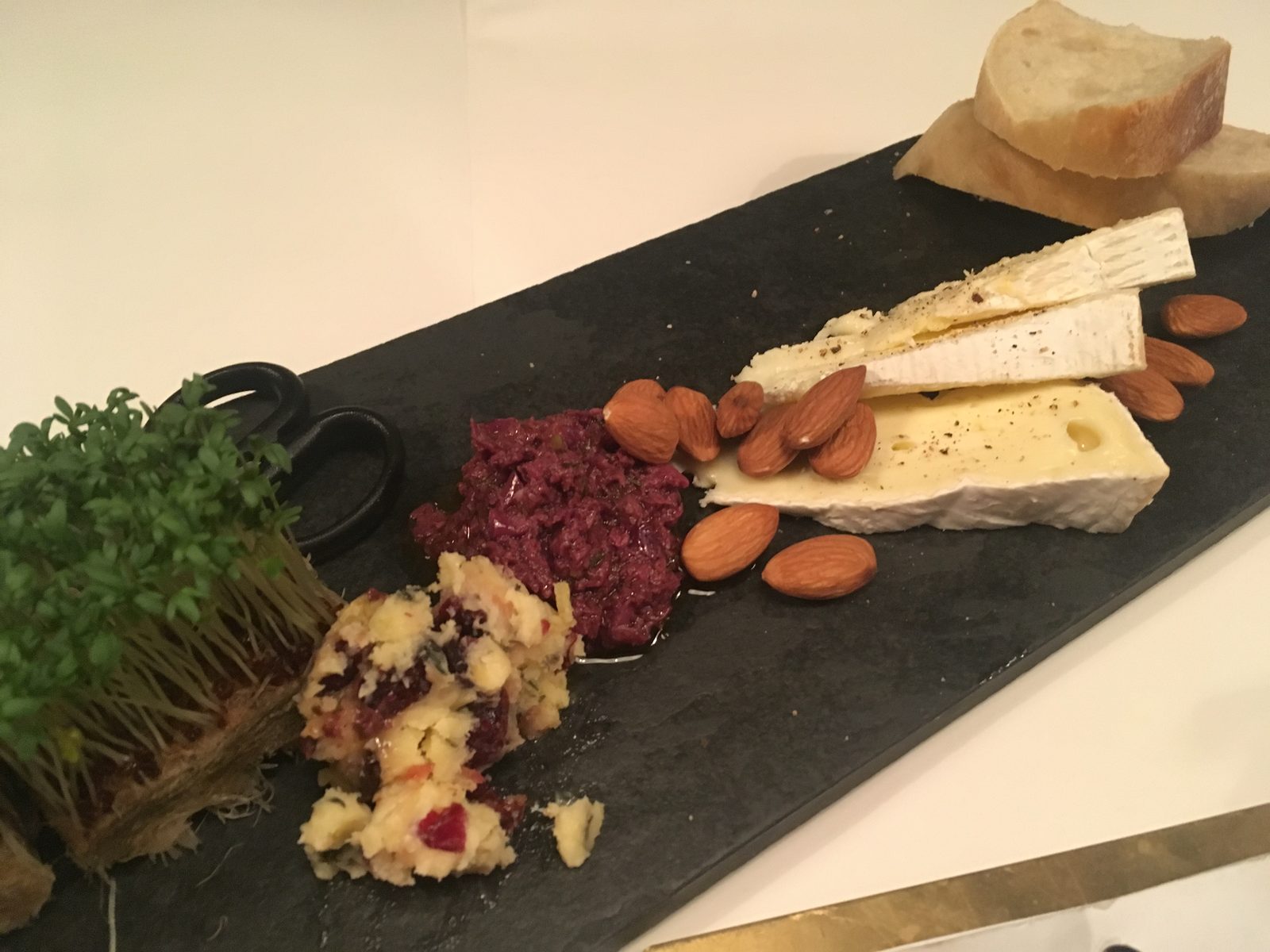 Käse, Mandeln, Kresse