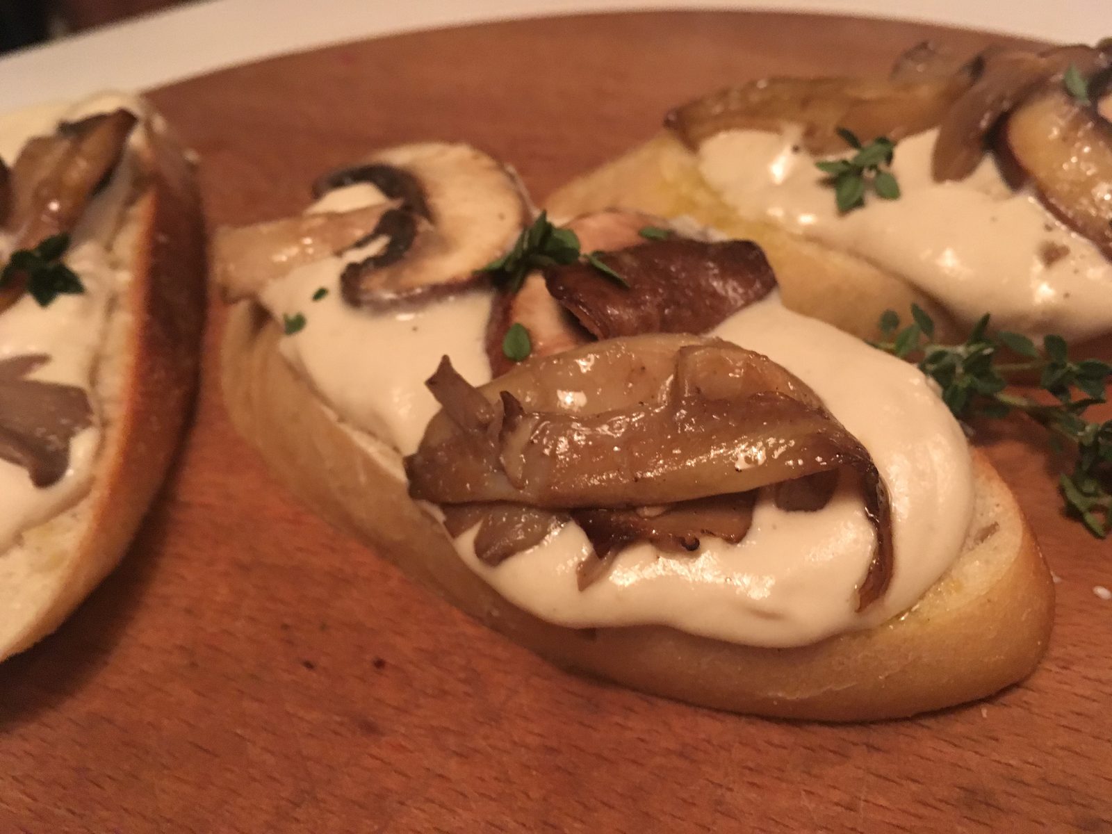 Brot mit Crème und Pilzen