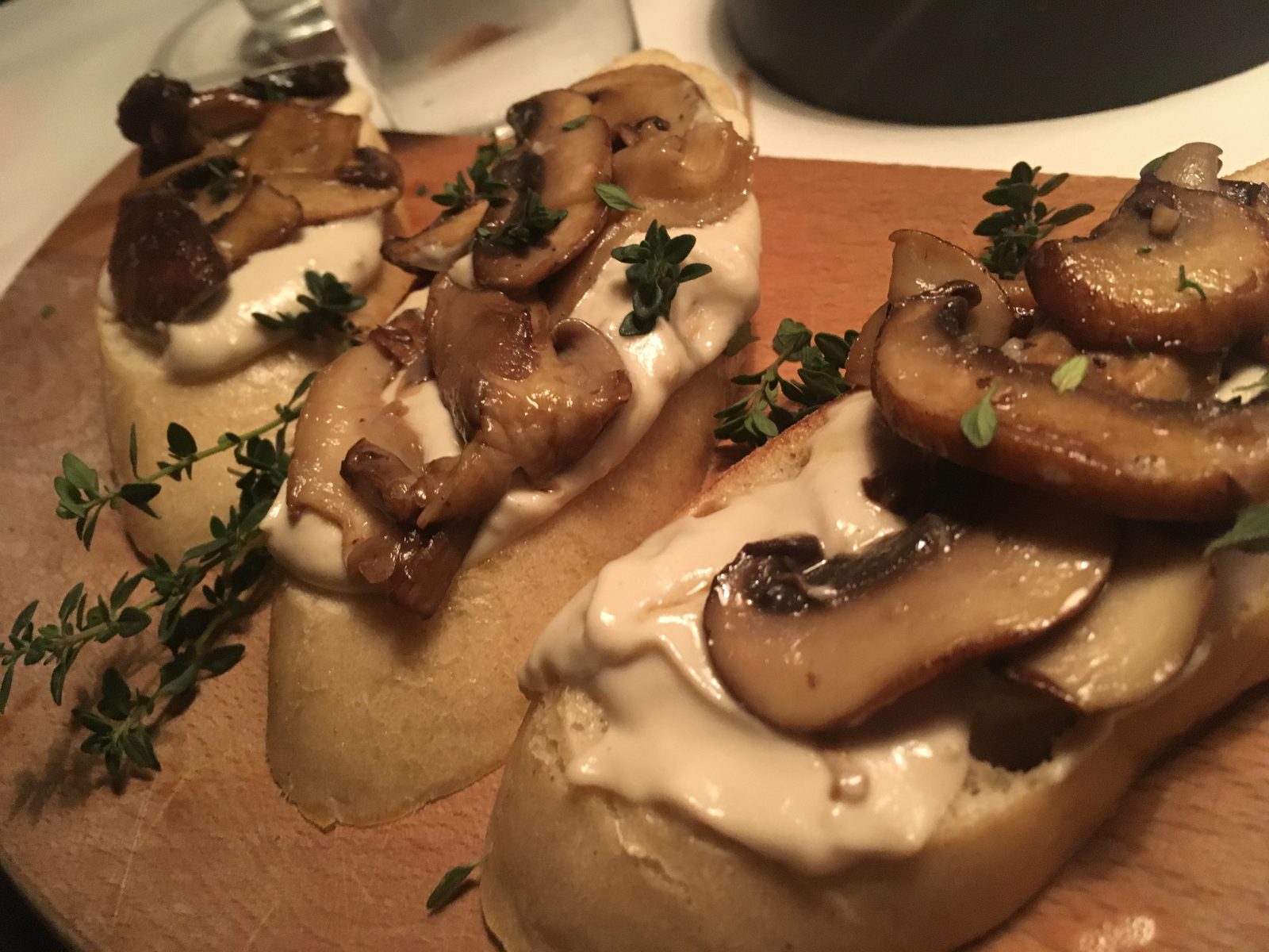 Brot mit Crème und Pilzen