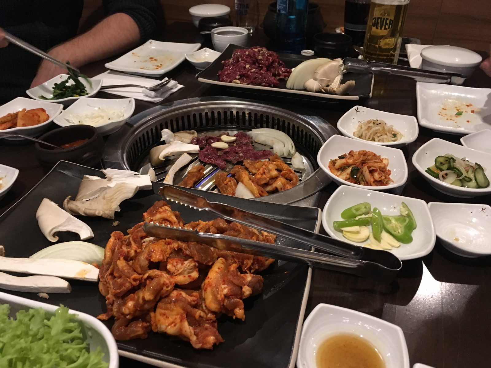 Tischgrille und Beilagen