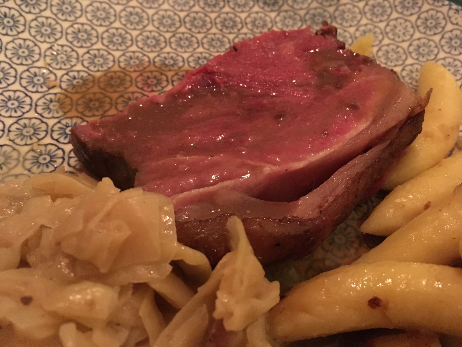 Roastbeef mit Schupfnudeln und Spitzkohl