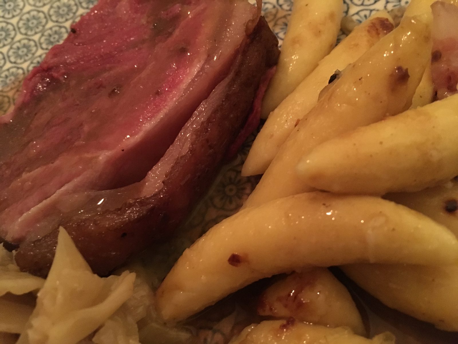 Roastbeef mit Schupfnudeln und Spitzkohl