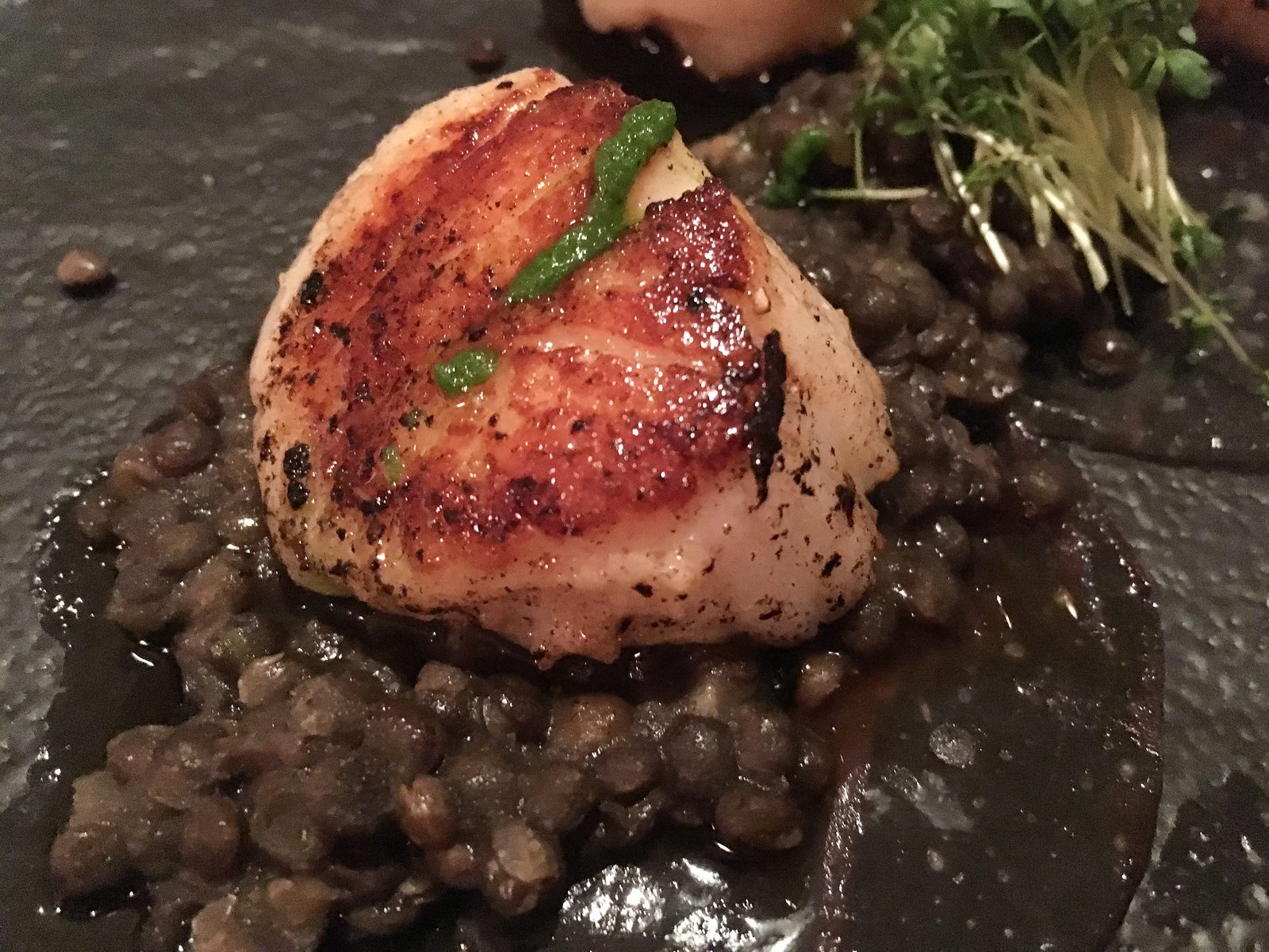 Jacobsmuscheln/ Lardo Ibérico de Bellota/ Beluga Linsen Ragout