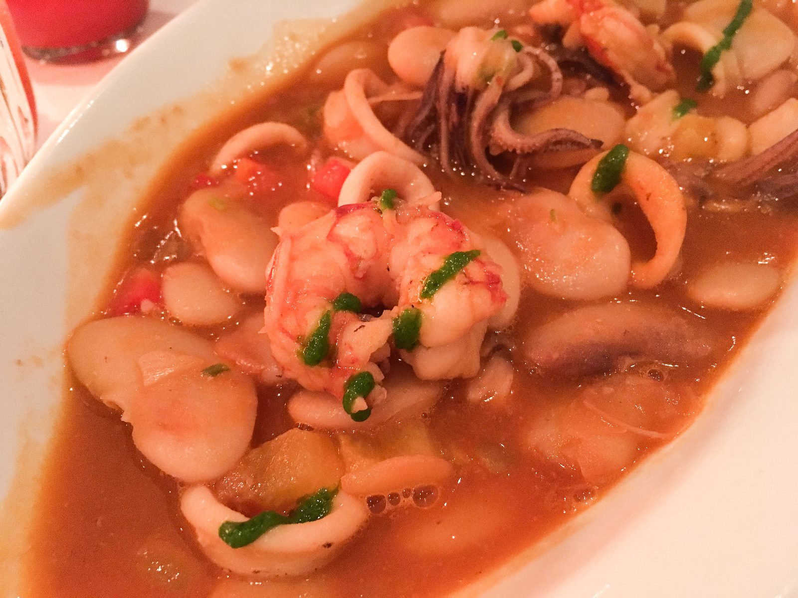 Calamares, Shrimps, weiße Bohnen