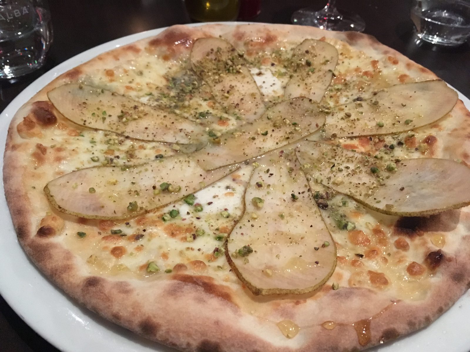 Pizza Quattro Formaggi mit Birne und Pistazien