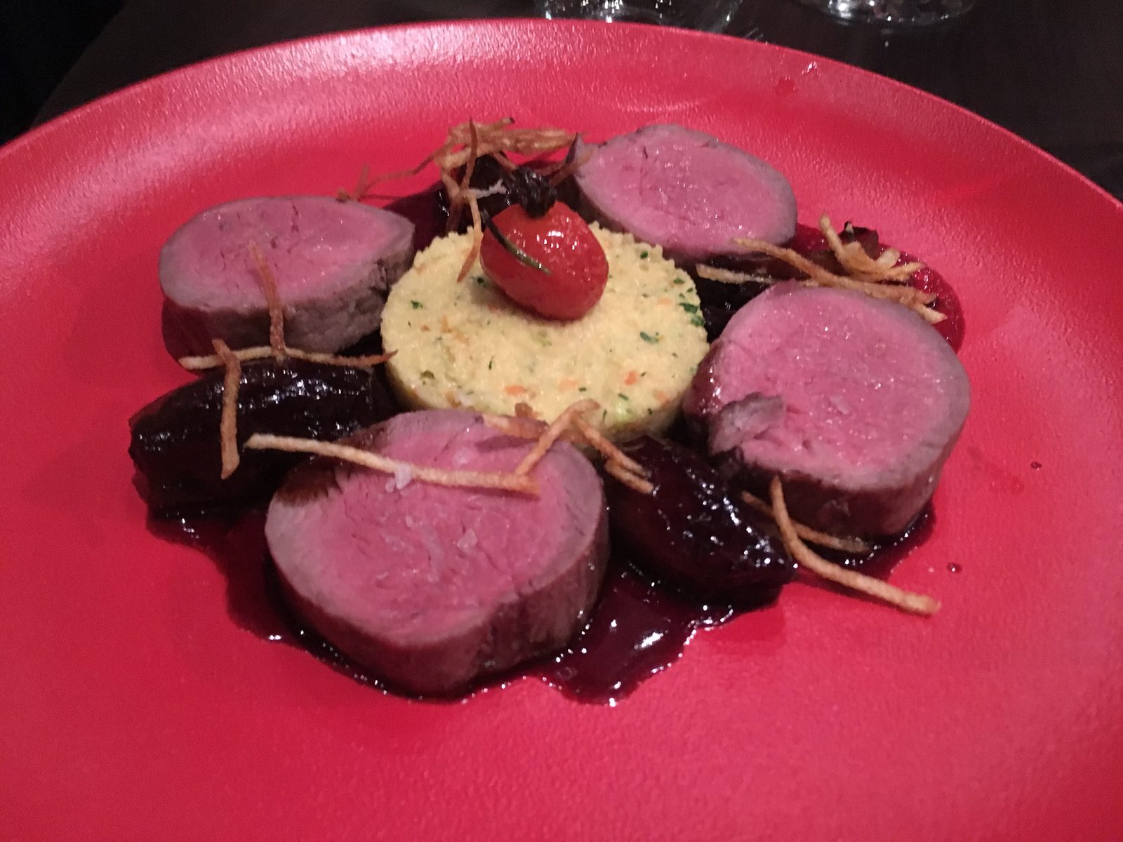 Kalb mit Couscous Risotto und Zwiebeln