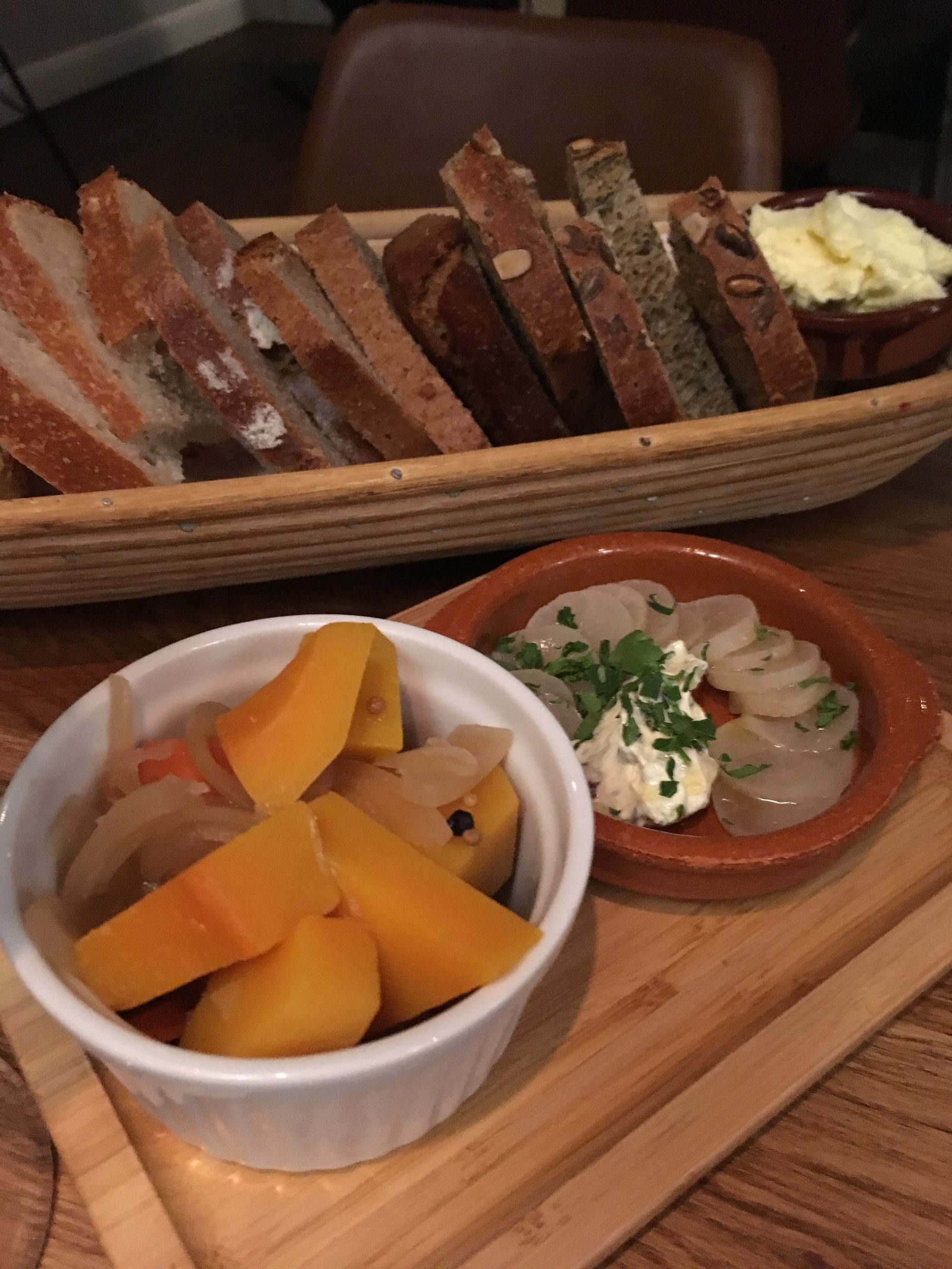 eingelegter Kürbis und Rettich, Brot