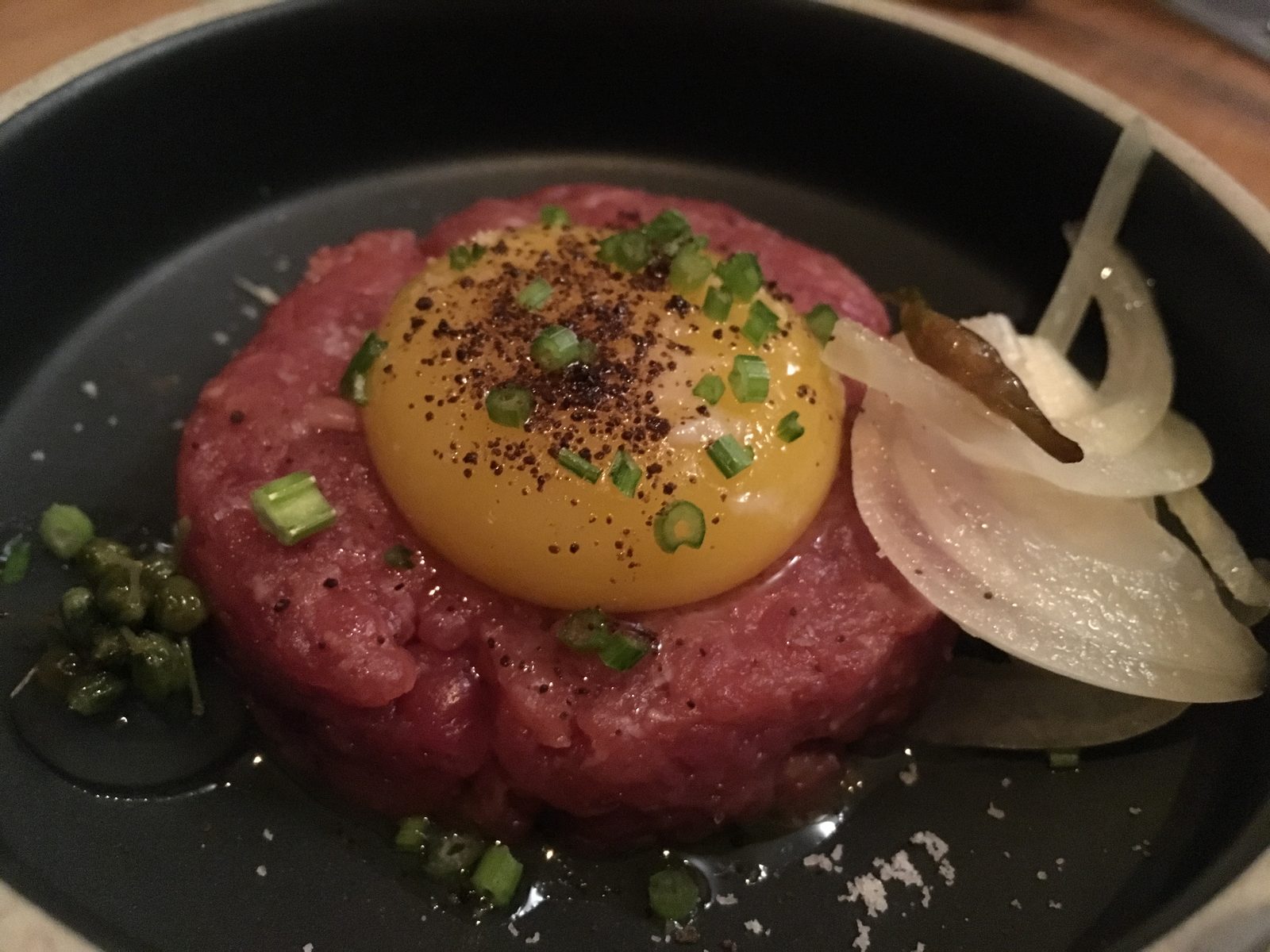 Tatar vom Wulfsdorfer Rind | Onsen Ei | Zwiebelferment