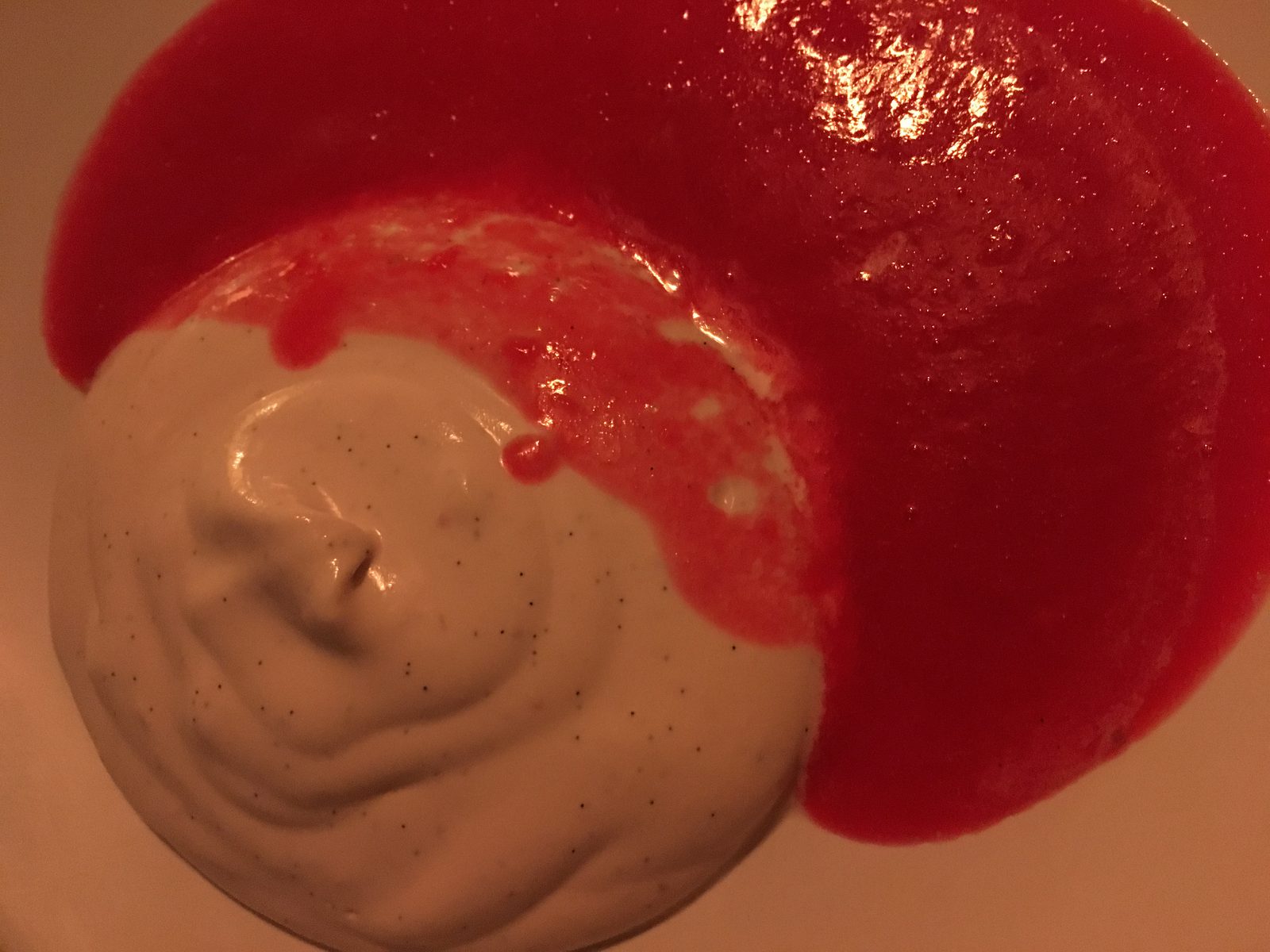 Vanillemascarpone mit Himbeersauce