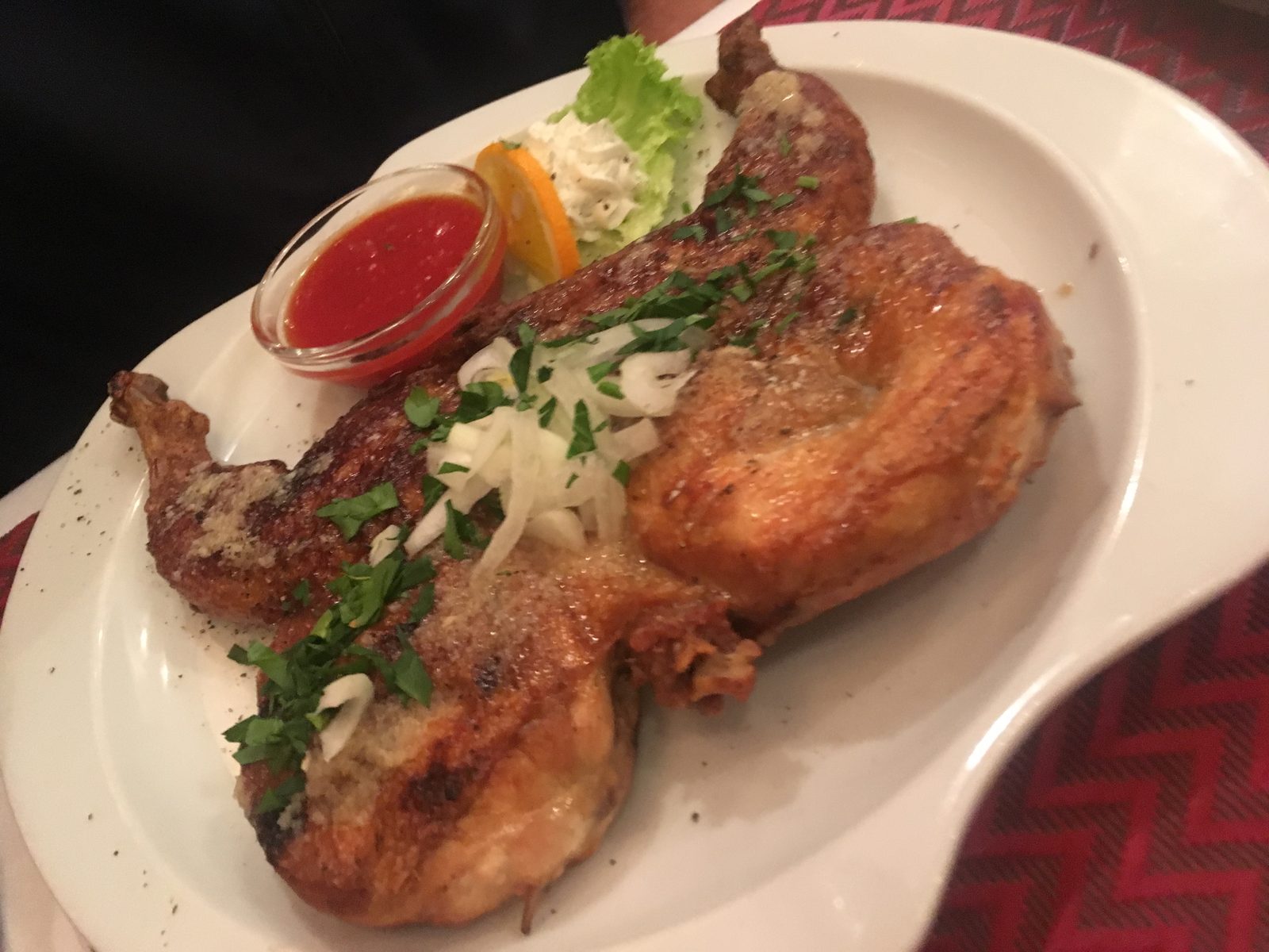 Knuspriges Brathühnchen „Tabaka“  / „Цыплёнок «Табака“