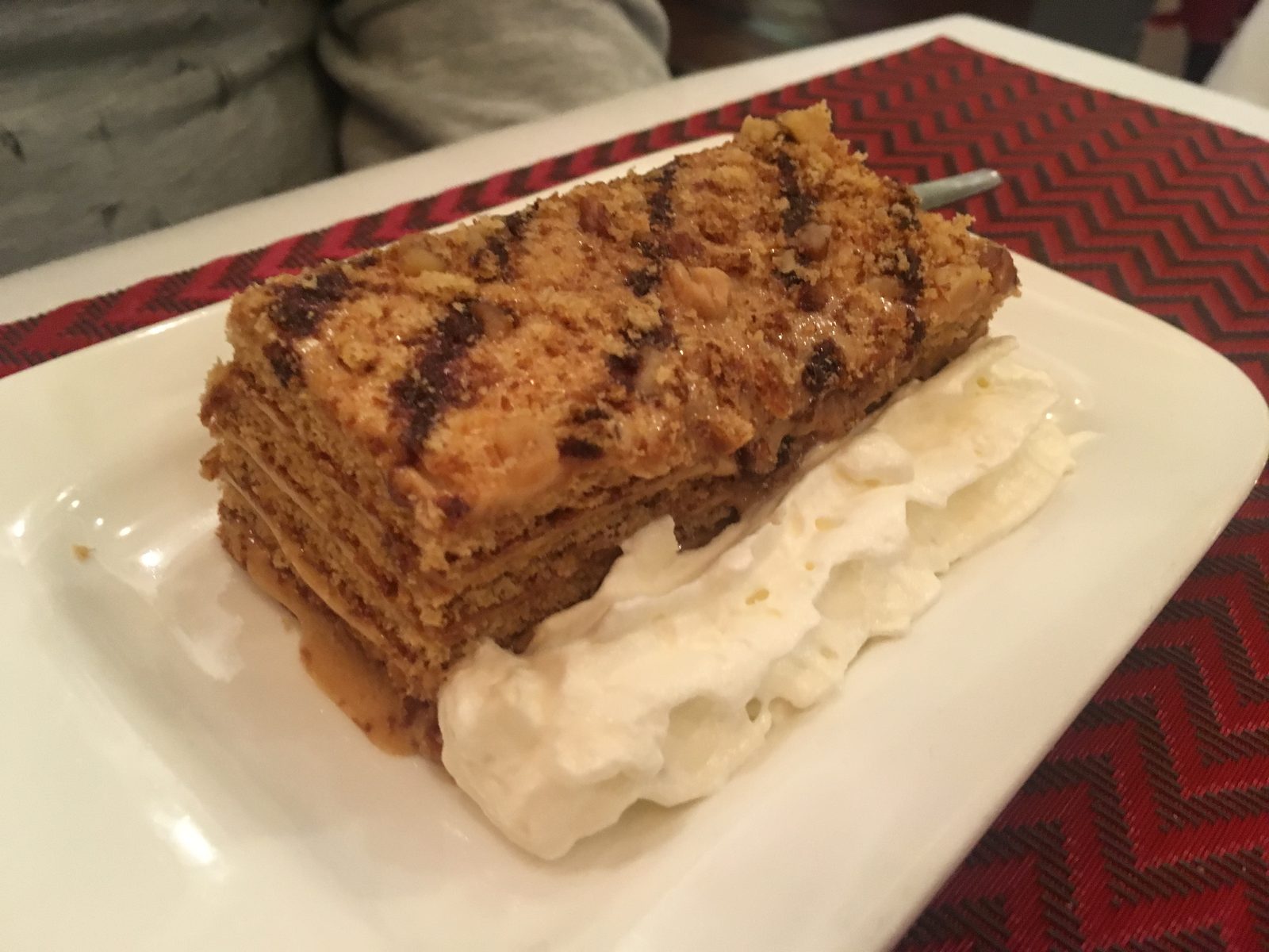 Russischer Honigkuchen / Пирожное "Медовик"