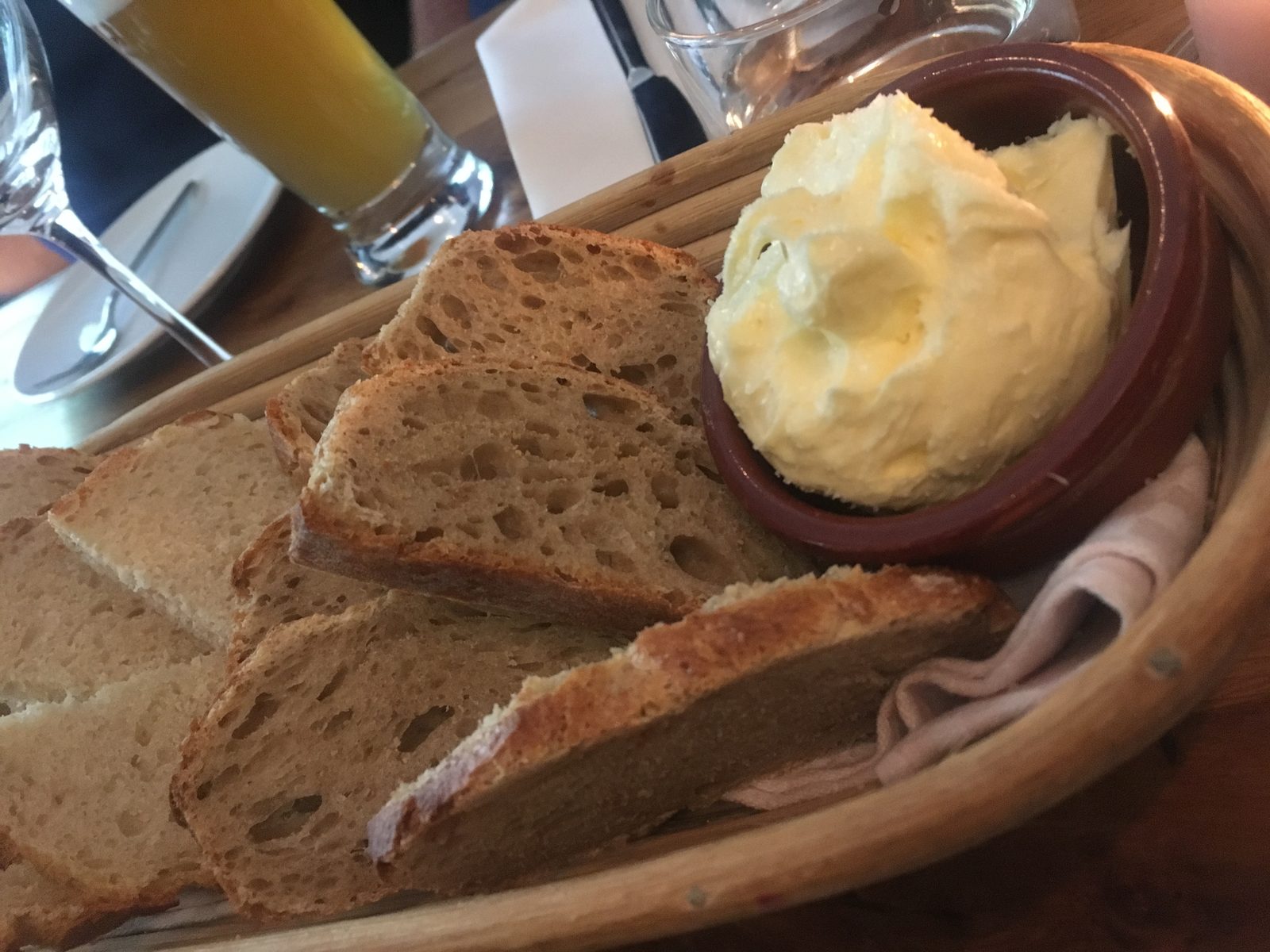 Hausgebackene Brotsorten und geschlagene Butter
