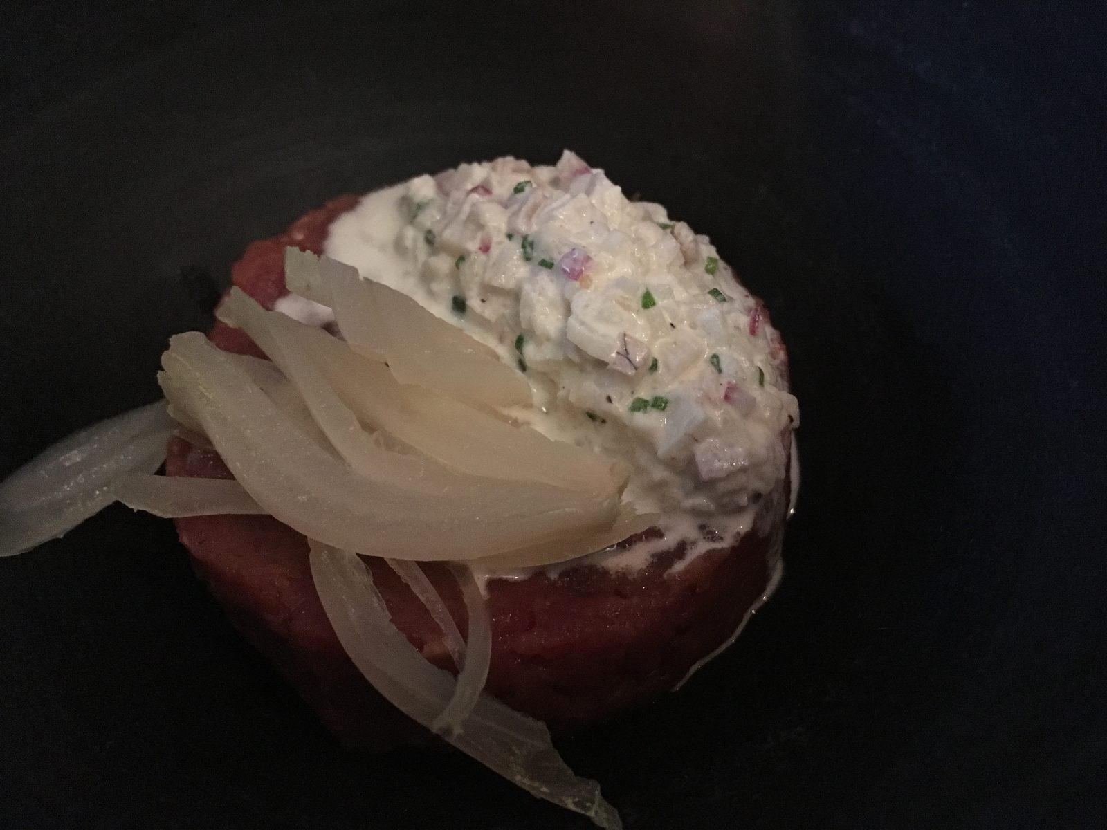 Tartar vom Weiderind, Rauchaalcrème, Zwiebelferment