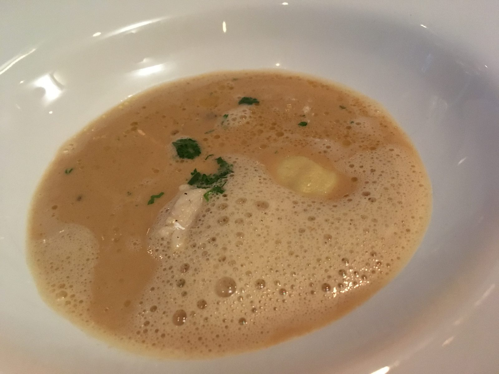 Taschenkrebsravioli in Fischsuppe