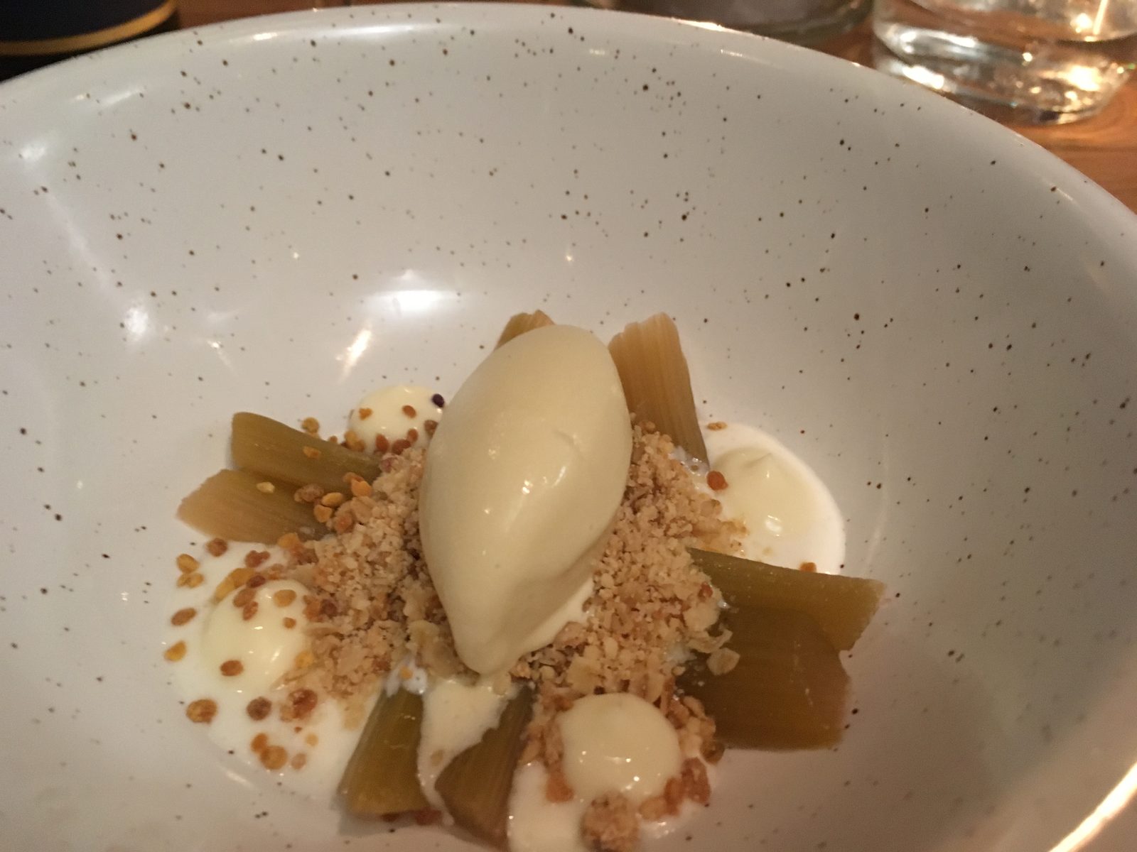 Rhabarber, Hafer-Yoghurt, Weiße Schokolade