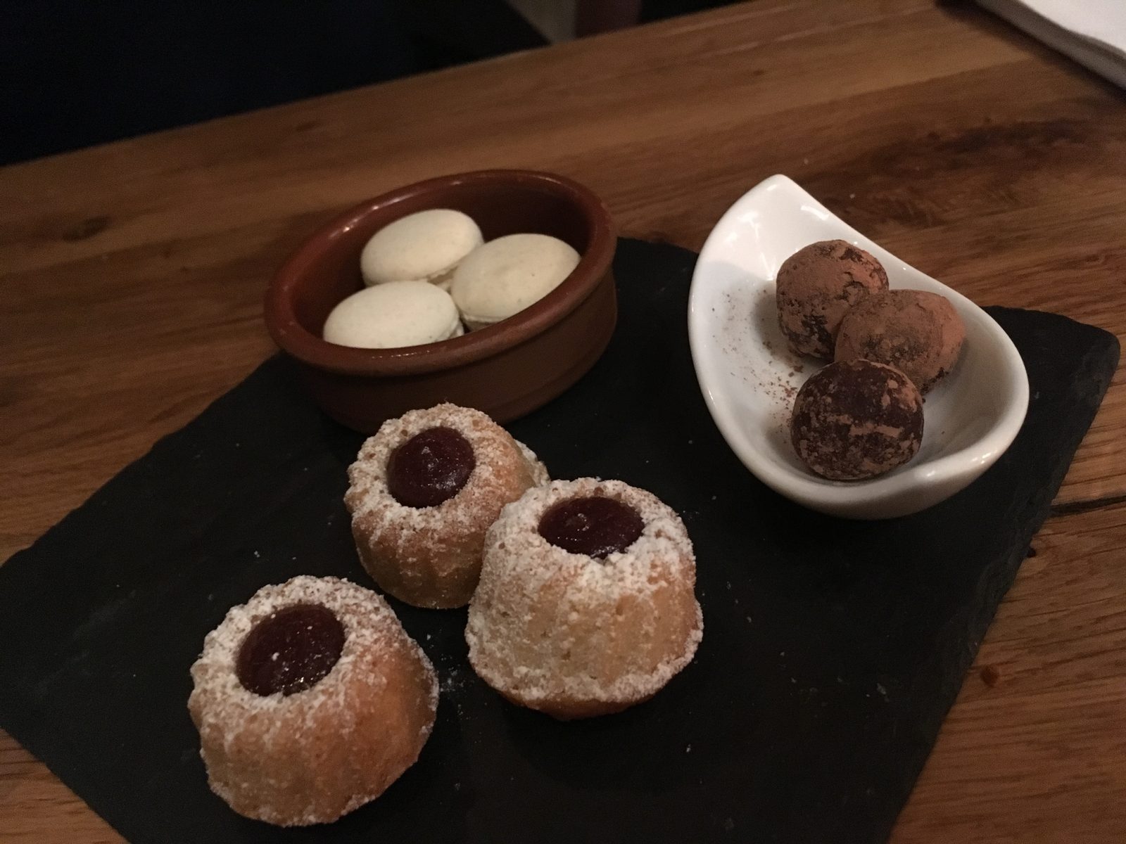 Süßer Abschluß: Gugelhupf mit Erdbeer, Macarons, Sauerteig-Schoko