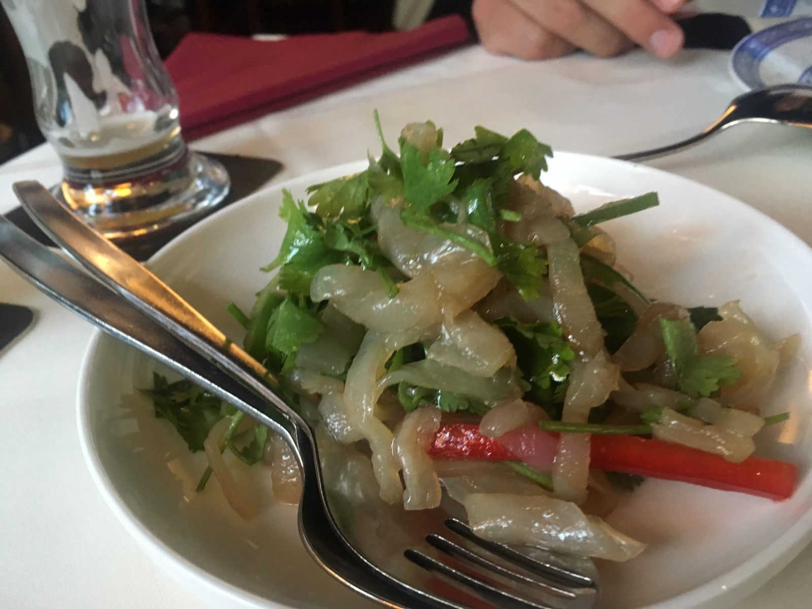 Knuspriger Quallensalat mit feinen Selleriestreifen