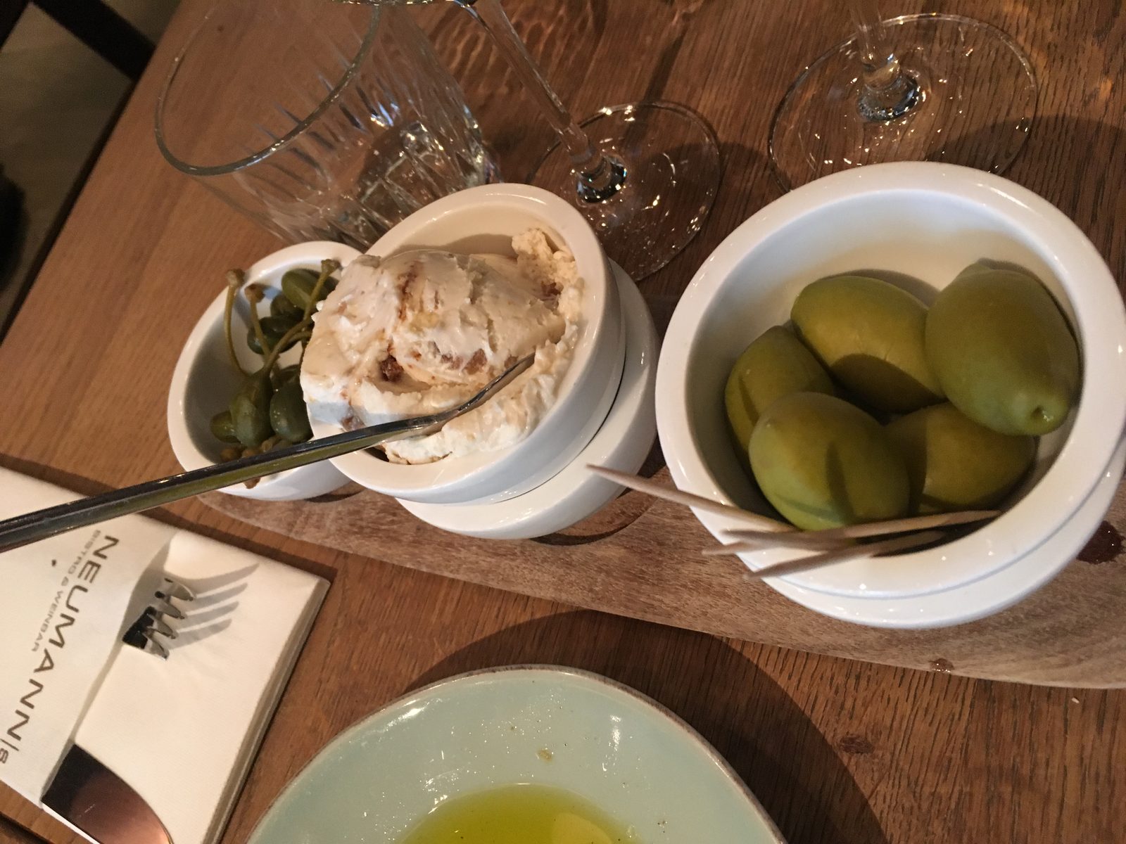 Oliven, Kapern, Ziegenfrischkäse