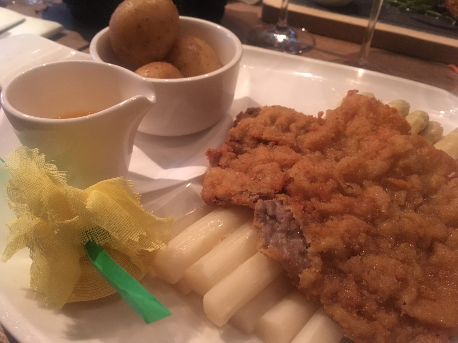 Spargel und Wiener Schnitzel