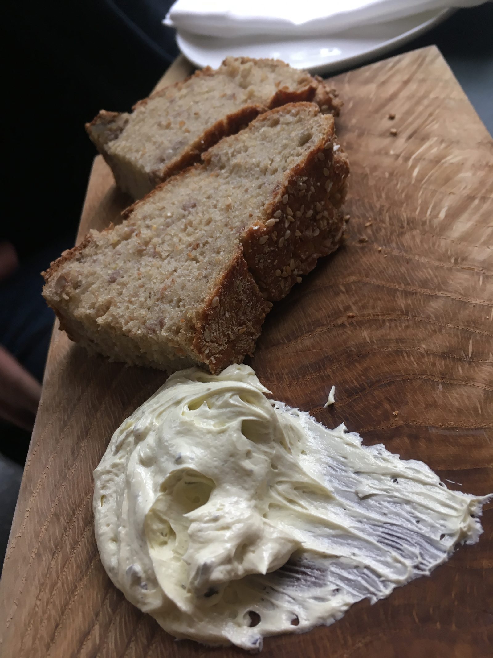 Wörmer Holzofenbrot (Kartoffel - Walnuss), Butter, Bärlauch & Olive