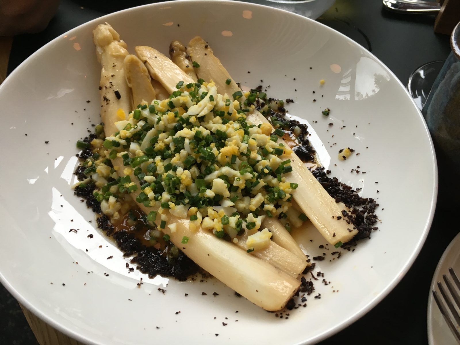 Spargel, Ei, Nori, Pumpernickel & Austernhollandaise