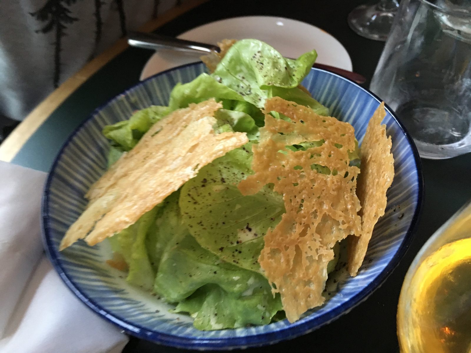 Blattsalat mit krosser Hühnerhaut