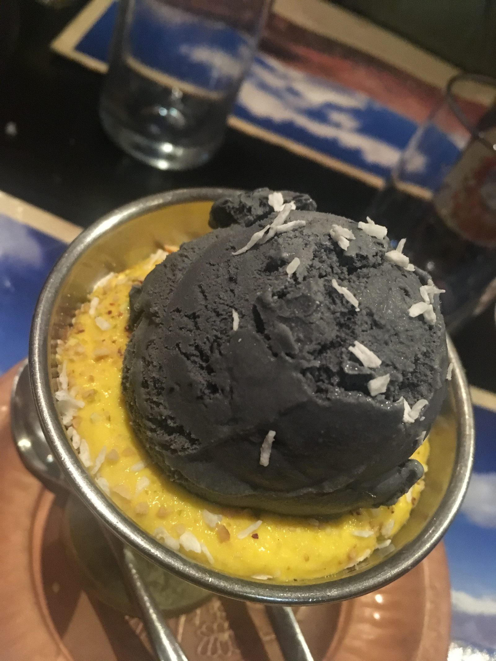 Sesam Eis auf Mango Crème