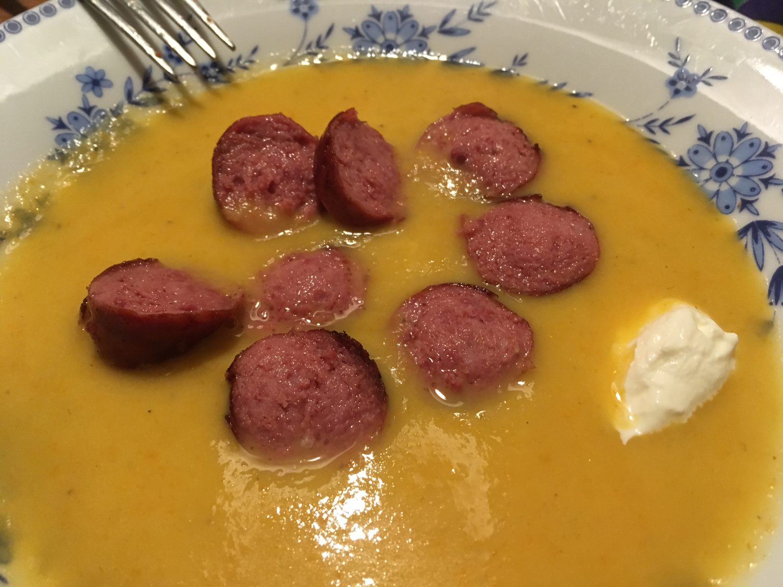 Kürbissuppe mit Pferdewurst und Crème fraîche