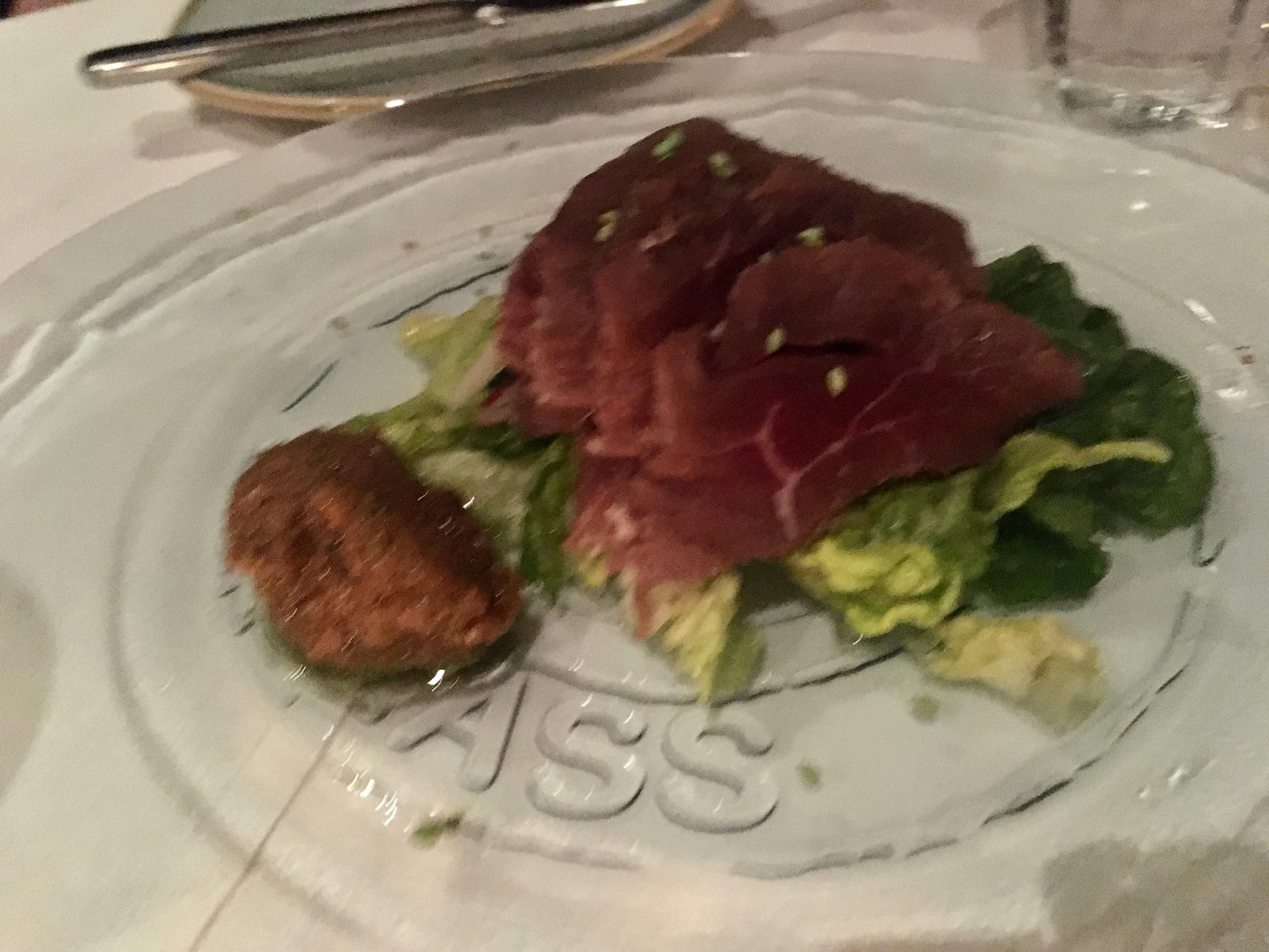 Asiatisch gebeiztes Schwarzenbund-Rinderfilet mit Sesam-Miso Pesto