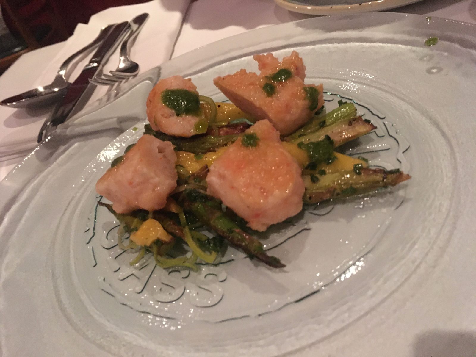 Garnelenküchlein mit Mango und grünem Spargel