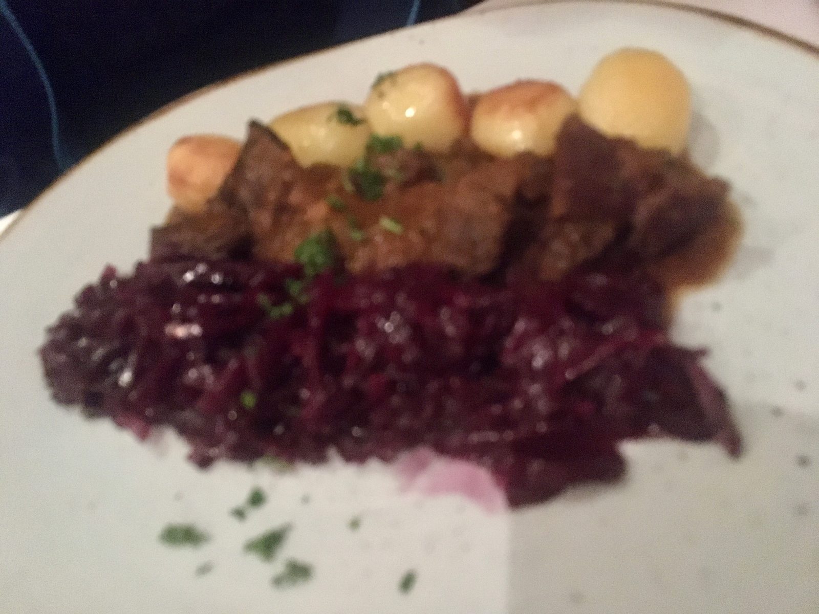 Schwarzenbund Rinderherz geschmort mit Rotkohl und Drillinge