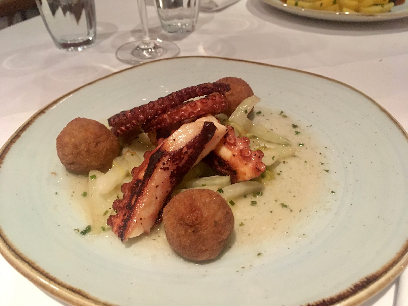Gegrillte Pulpo mit Fenchelgemüse in Weißwein-Kräutern, Risotto Kroketten