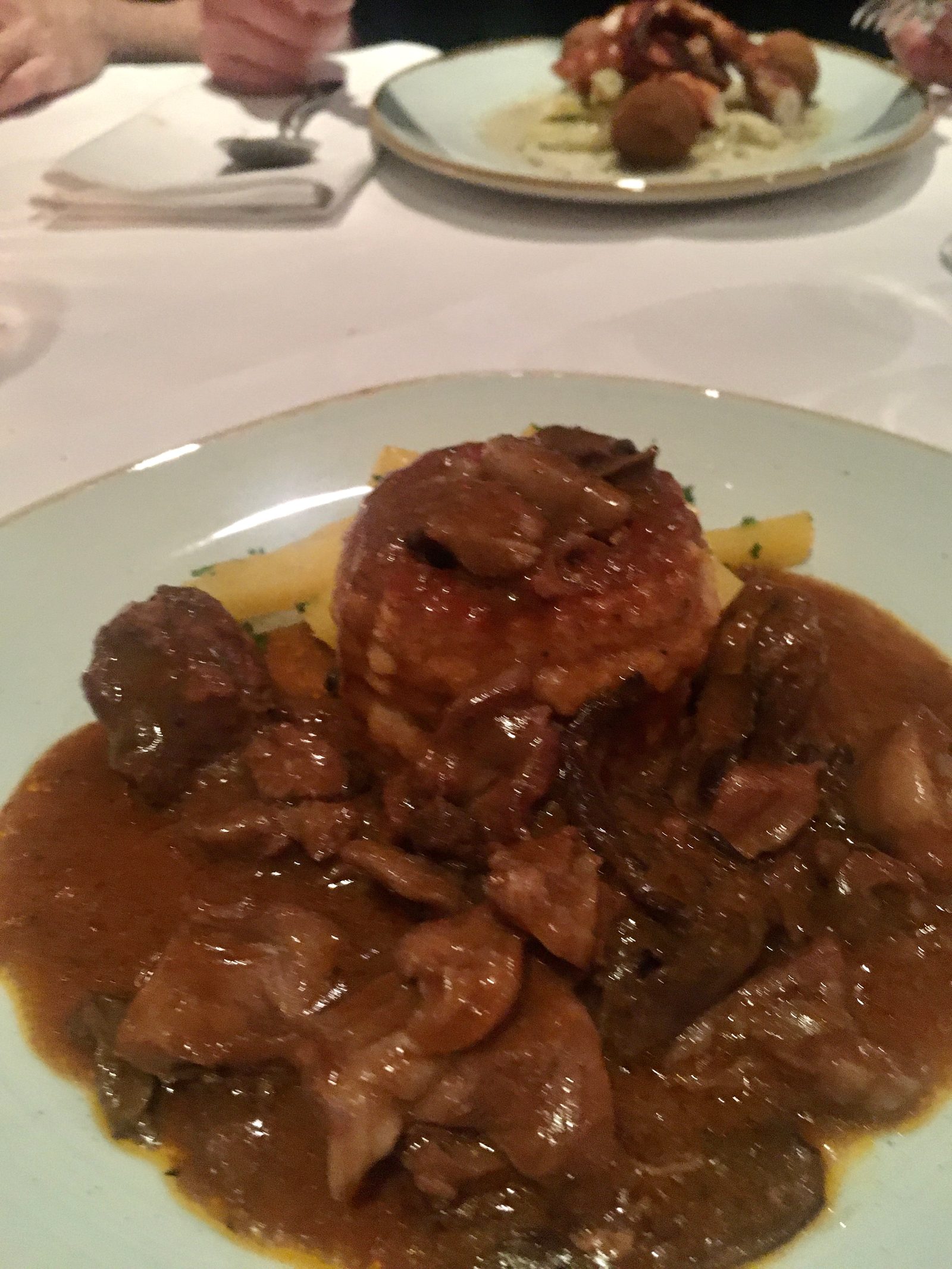 Wildschweinragout mit Marone in Blätterteigpastete, Steckrüben