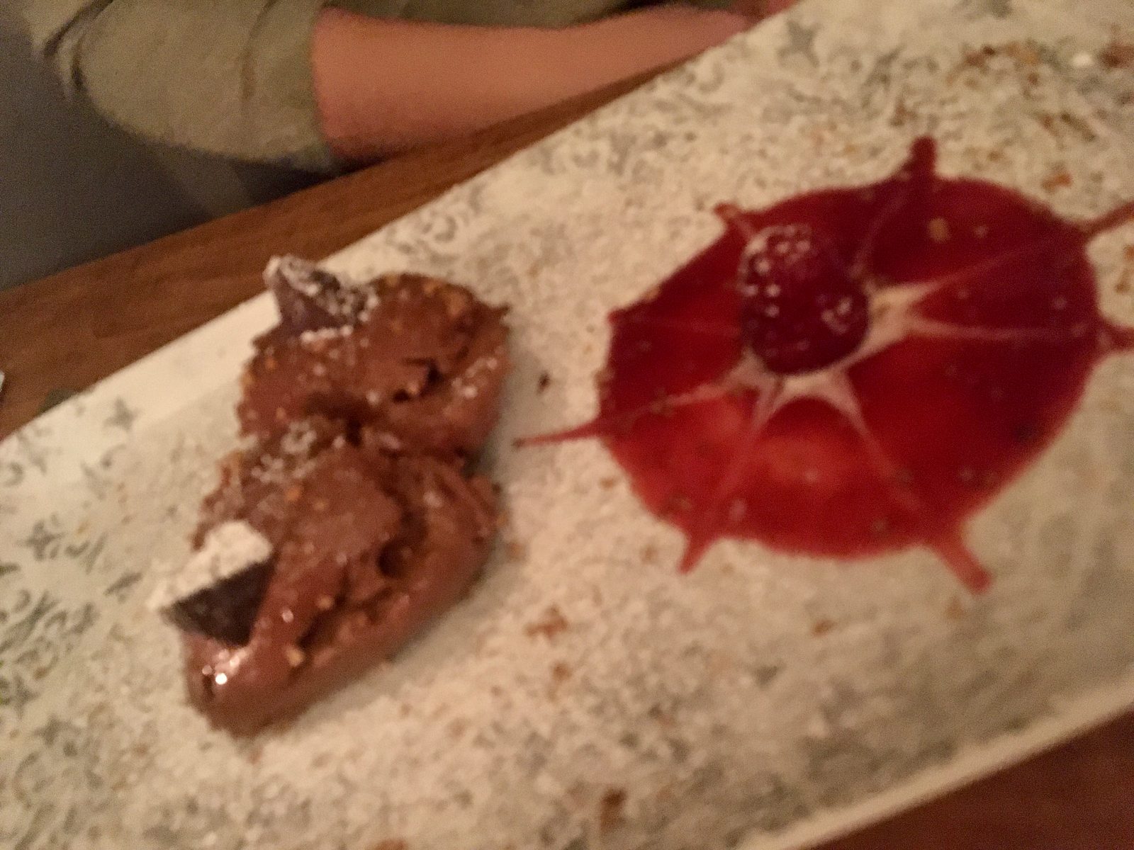 Tobleronemousse mit Himbeerspiegel