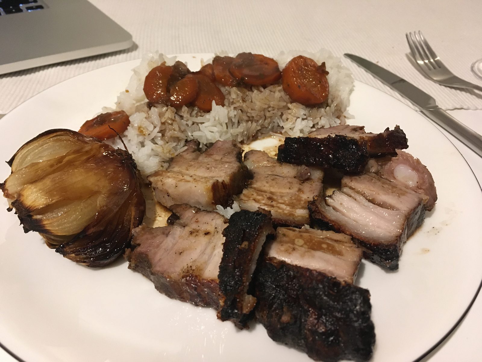 Schweinebauch mit Zwiebeln und Reis
