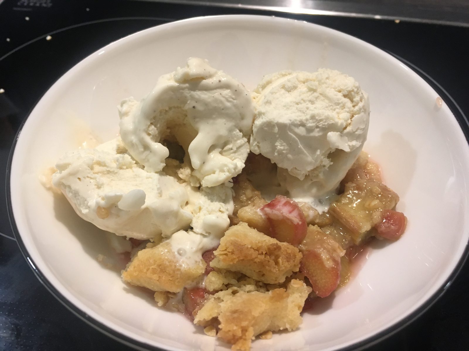 Rhabarbercrumble mit Vanilleeis