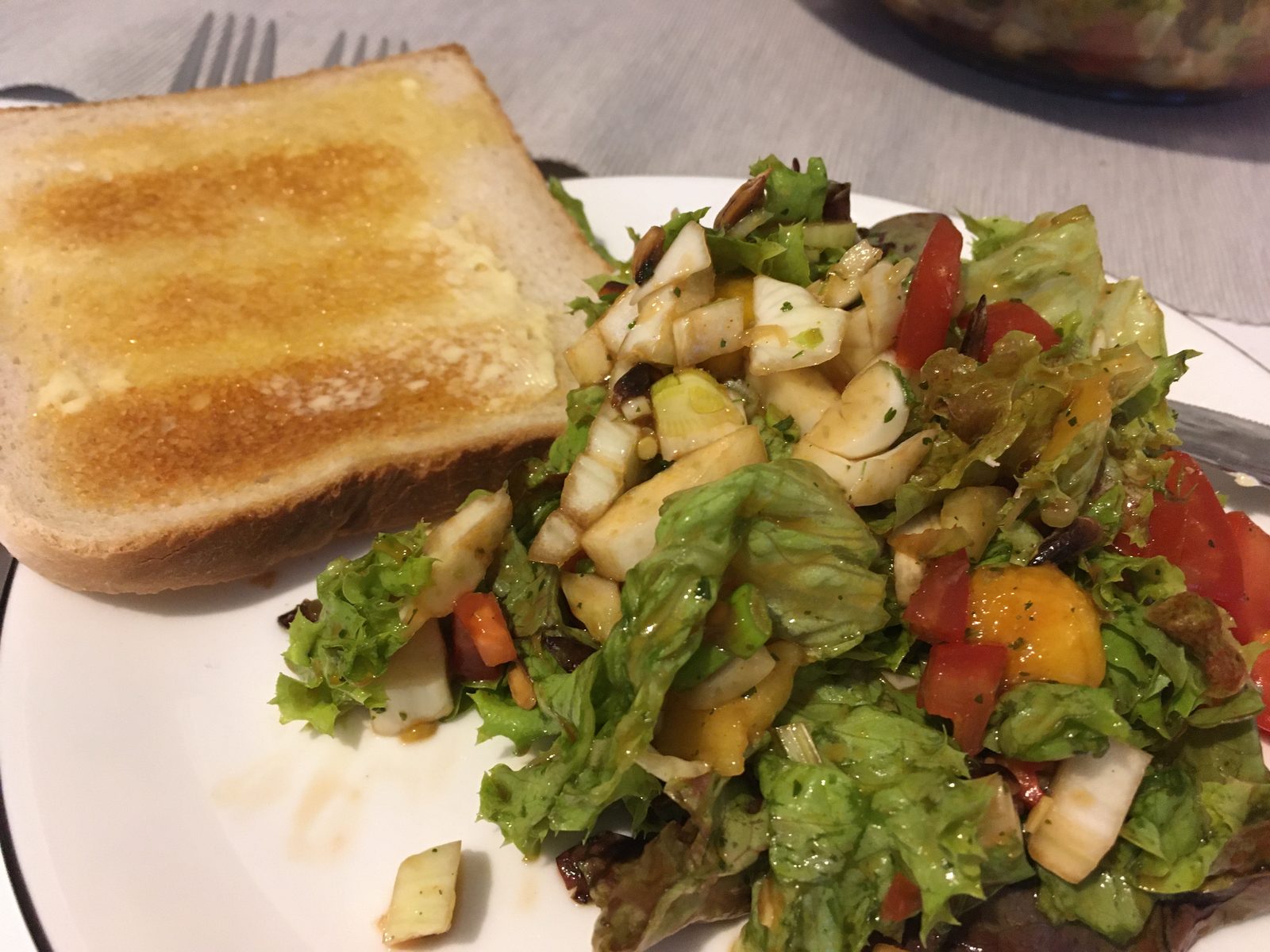 Salat mit Toast