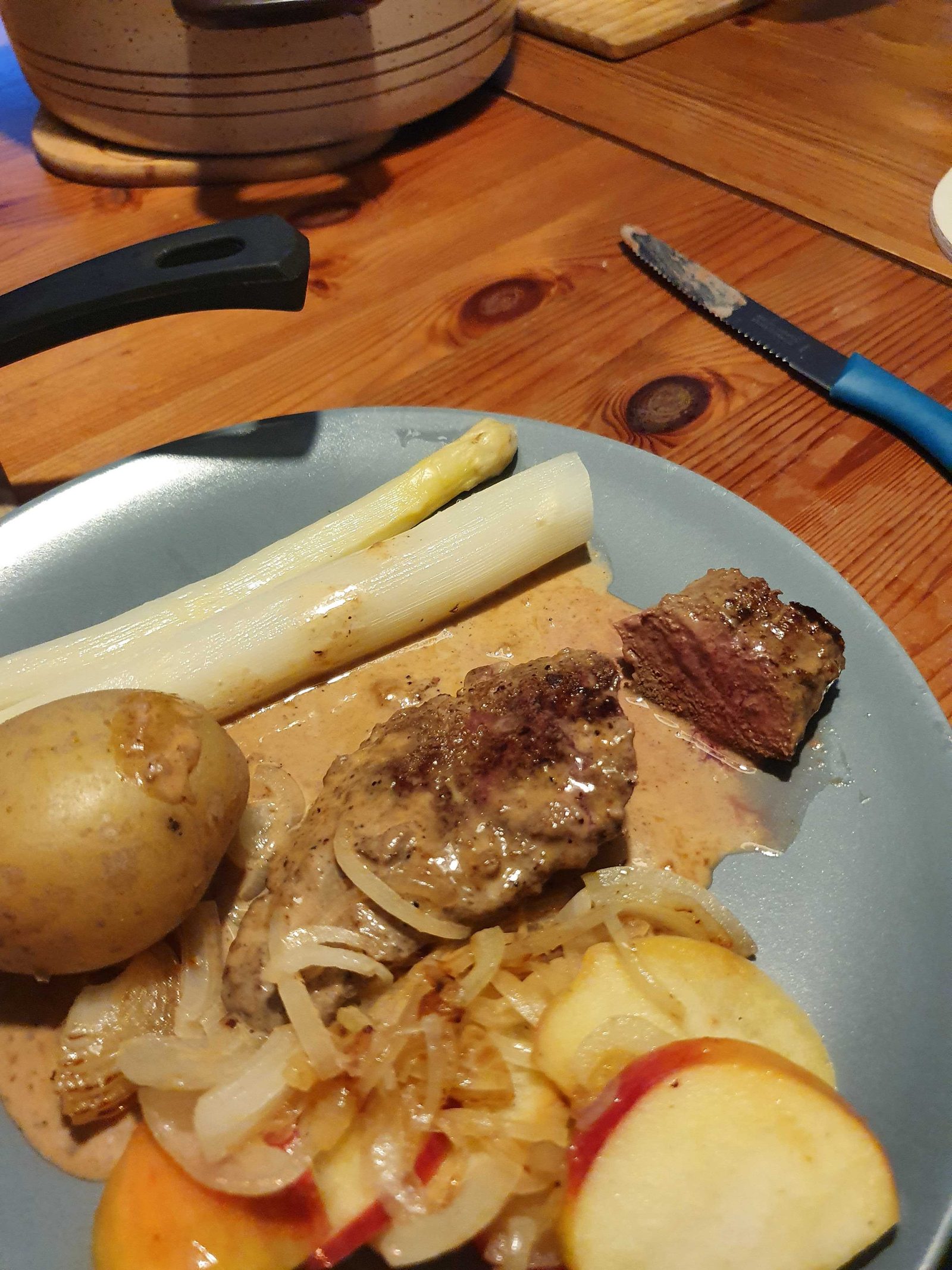 Leber mit Spargel