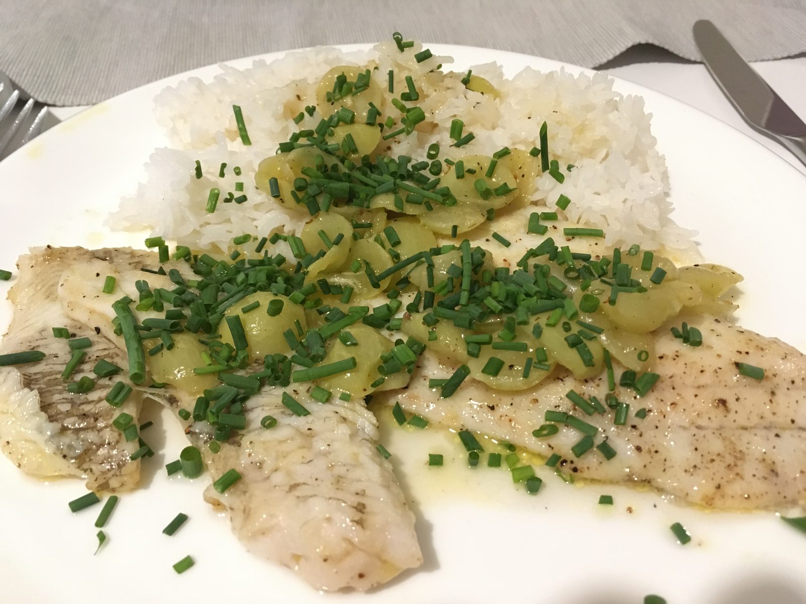 Scholle mit Traubensauce und Reis